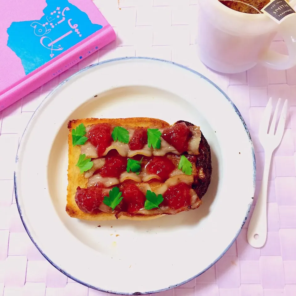 toAst with Bacon and Strawberry Jam🍓／ベーコンといちごジャムのトースト🥓🍞|angiee♡さん