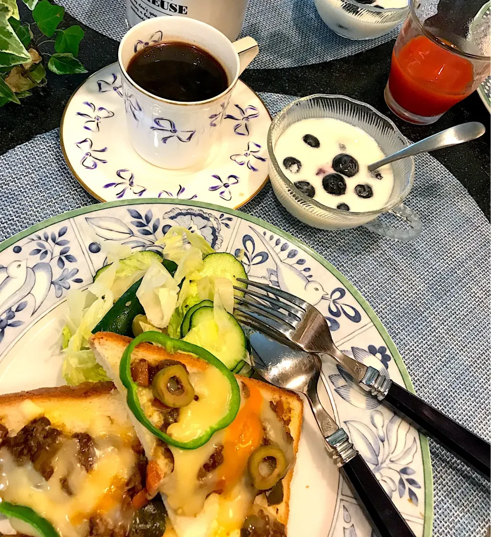 ドライカレーピザパンで朝ごはん|シュトママさん