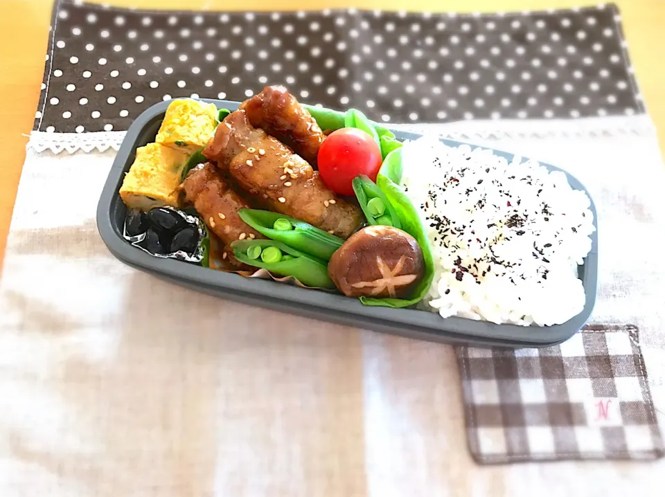 蒟蒻肉巻き🥓🐖
卵焼き🍳
黒豆😋
椎茸ソテー🍄
スナップえんどう✨
🍅🍚|あやこさん