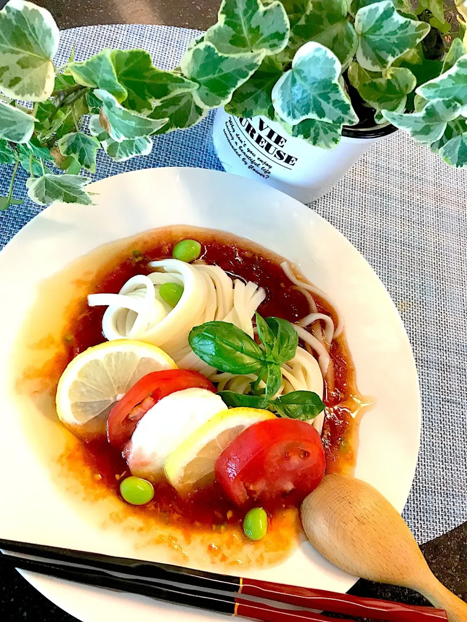 Snapdishの料理写真:冷やしうどんをすりおろしトマト麺つゆレモン添え🍅🍋夏バージョン 洋の食材✖️和メニュー|シュトママさん