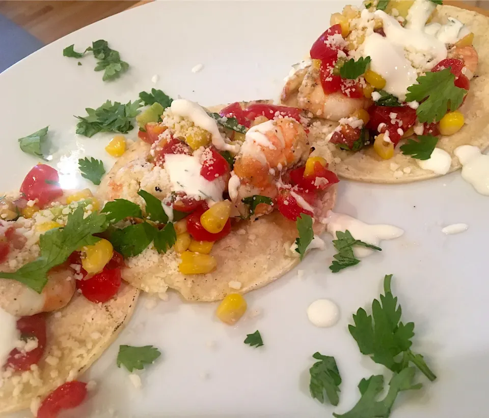 Lime-Serrano marinated shrimp tacos with cilantro cream.|emilyDeSantoさん