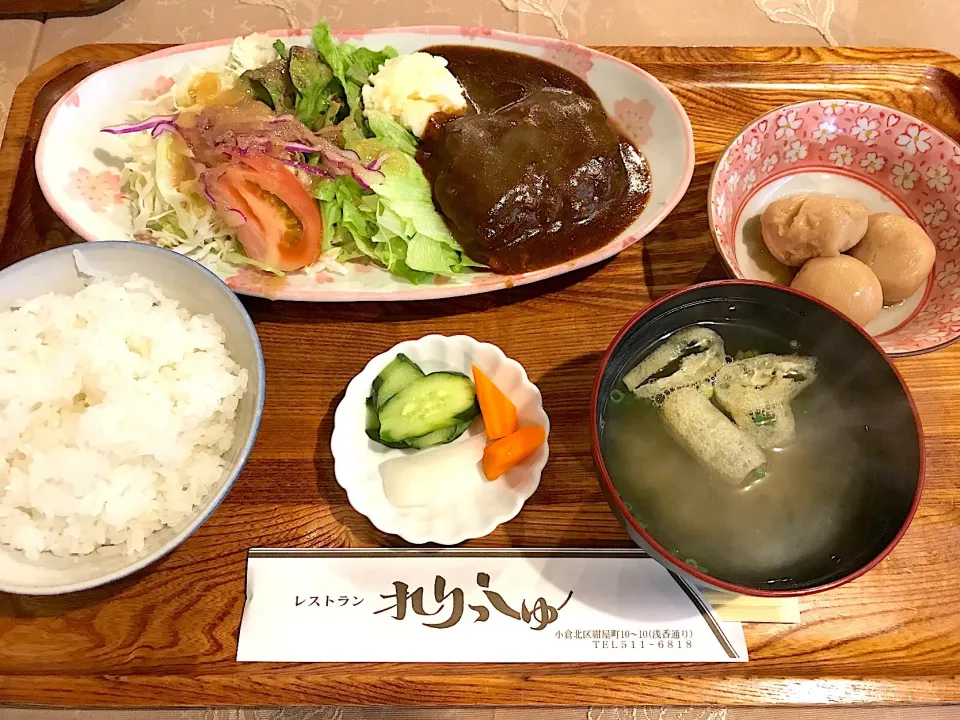 れりっしゅのデミハンバーグランチ🍴
¥820なり😋|みほままこさん