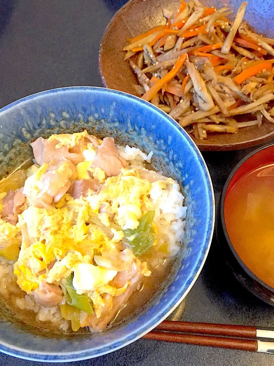 親子丼 & きんぴらごぼう & キャベツのお味噌汁|ぺろたんさん