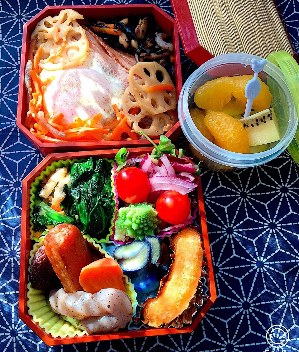 Snapdishの料理写真:#お弁当  #お父さん弁当  #お弁当じまん  #ベーコンエッグ  #野菜たっぷり #デザートはゴールドキーウィと甘夏ミカン #和風煮染め #ほうれん草お浸し #水茄子の漬物|Blueberry🫐さん