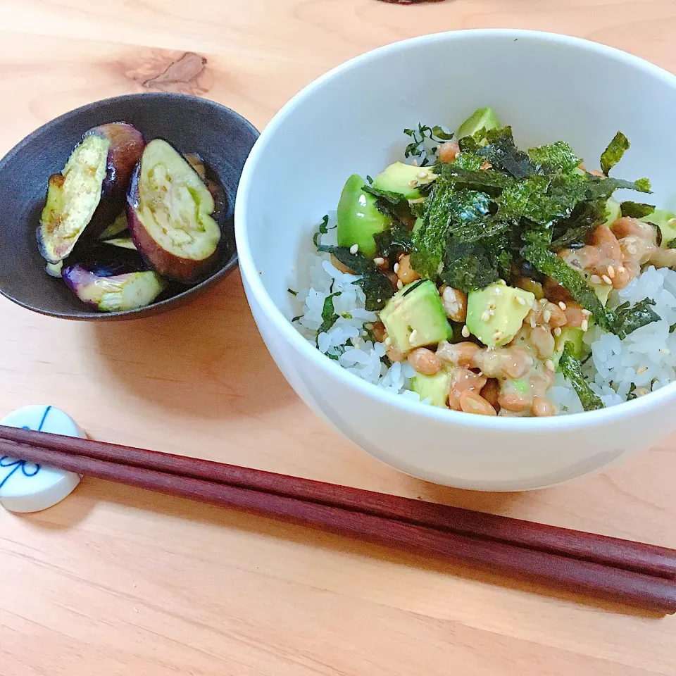 納豆アボカド丼🥑と茄子の炒め物 #アボカド #丼 #納豆|よんさん