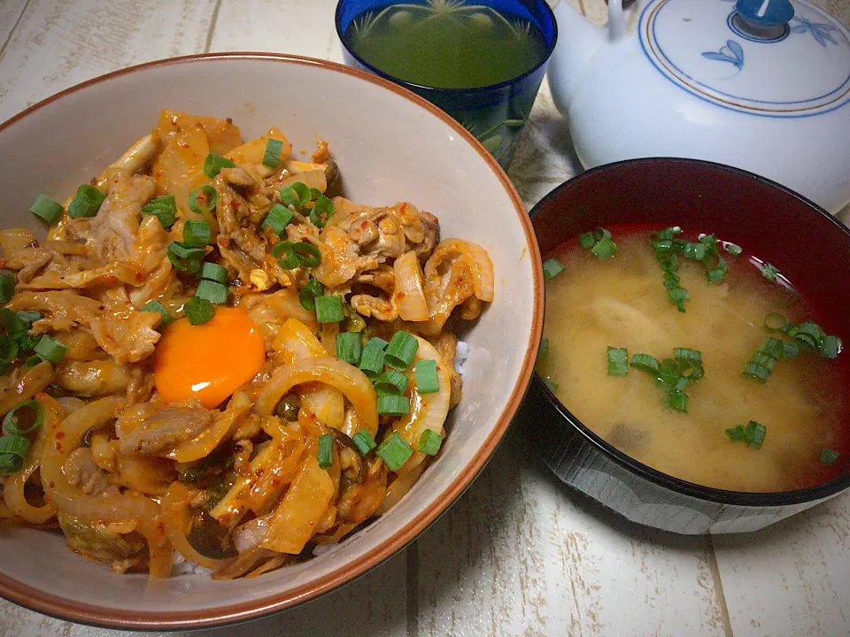 今日の男飯(｡-_-｡)豚キムチ丼とキノコ味噌汁🎶夏バテはしないように。|ひーちゃんさん