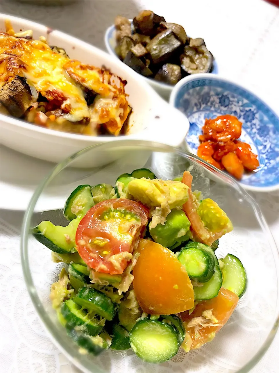 夏野菜とアボカドとツナのお醤油サラダ🥗
ナスのグラタン、ミニエビちり🦐
なすの肉炒め🍆|FKTMPさん