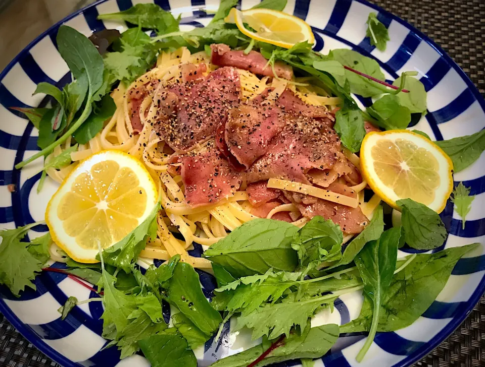 けふは、思いっきり手抜きパスタに逃げましたのよ✌️茹でたパスタに、お惣菜屋さんで買った塩タン合わせて、ベビーリーフ混ぜただけ🌱粗びき黒こしょう振ってお上がりやす😋|にゃあ（芸名）さん