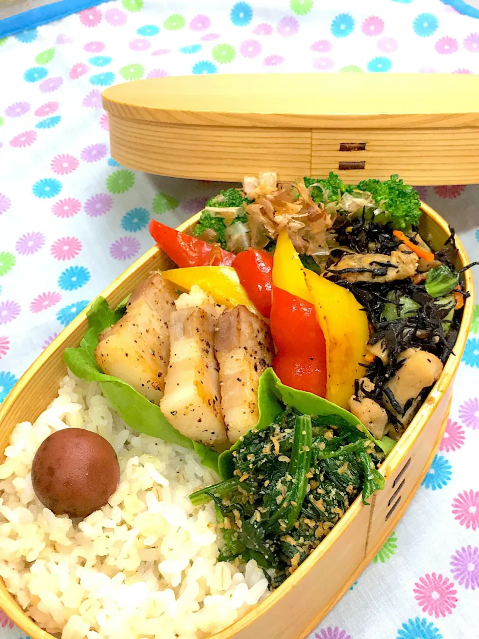 Snapdishの料理写真:6/26  今日のお弁当🍱
・茹で塩豚焼き
・ほうれん草の胡麻和え
・鶏とひじきの中華風煮物
・ブロッコリーのからし和え
・H27の梅干し|かっぴーさん