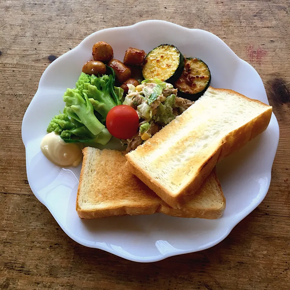 Snapdishの料理写真:今日の朝ごはん‼︎ 26June
 #朝ごはん  #朝ごはんプレート  #ワンプレート  #ワンプレート朝ごはん  #ロマネスコ  #家庭菜園  #野菜たっぷり  #ふたりごはん  #ふたりぐらし|Yoshinobu Nakagawaさん