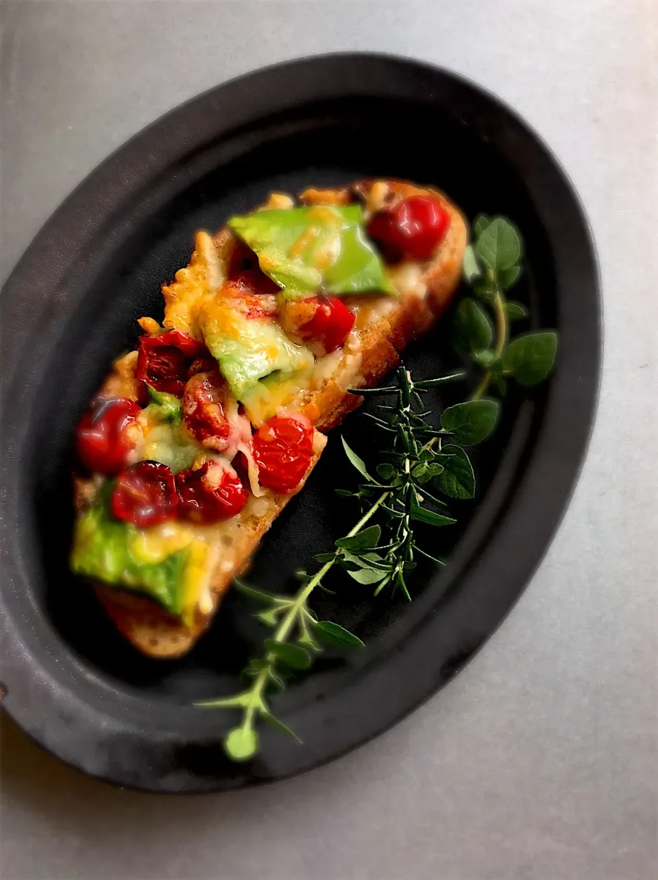 アボカドとドライトマトの🍅🥑 チーズトースト🧀|かおり🐰さん