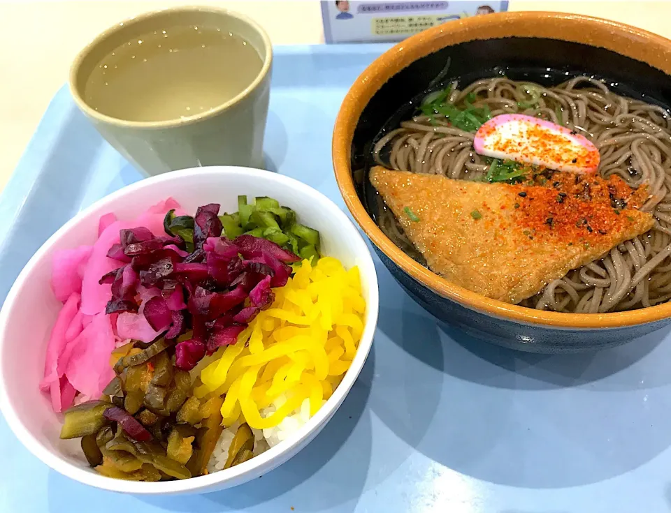 今日も某家電メーカー社食でバイキング漬物丼と団子蕎麦を昼餉としましたわ。団子蕎麦は安定の持ち上がり具合で良き良き…良くないわ🤣|にゃあ（芸名）さん