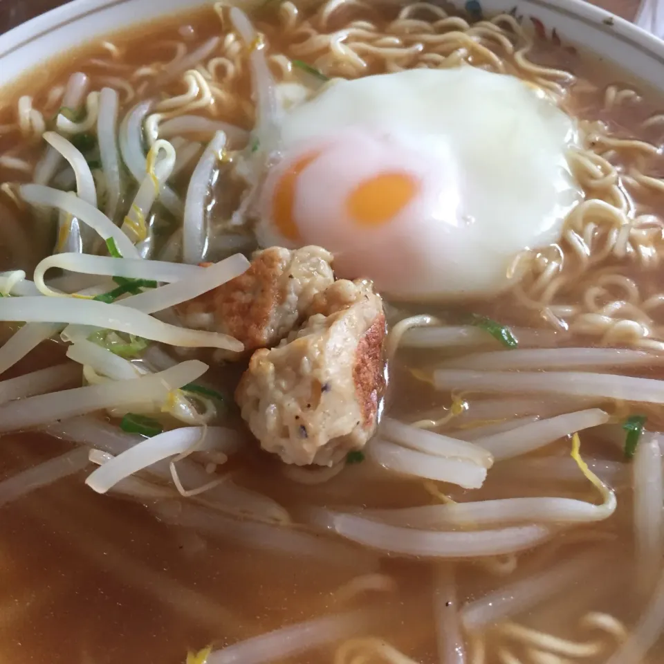 インスタントラーメンに鳥軟骨つくねを煮込んだら中々美味しいよ！ #インスタントラーメンアレンジ|kazzz3さん