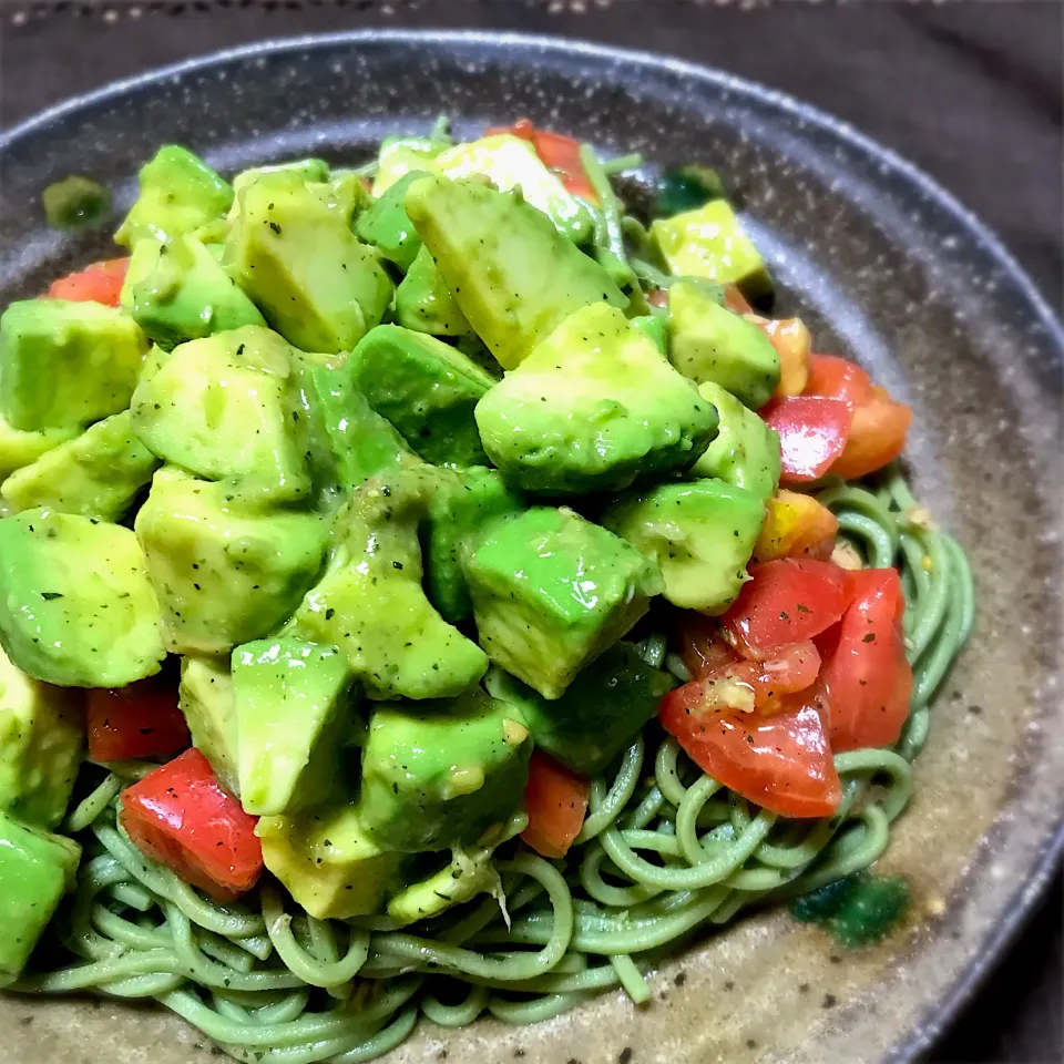 アボカドとトマト 茶そばのパスタ風|&しーさん