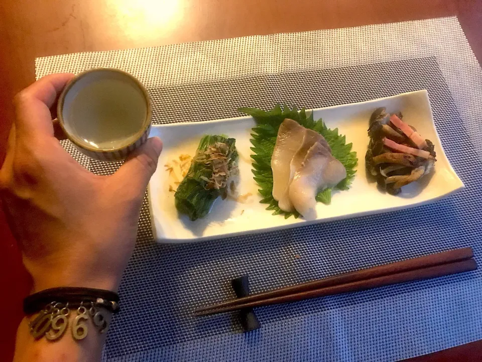 Snapdishの料理写真:wait a moment☝"ちょっとこれで待っててね💓ほうれん草のお浸し･鰤のお刺身･しめじとﾍﾞｰｺﾝのｿﾃｰ|🌈Ami🍻さん