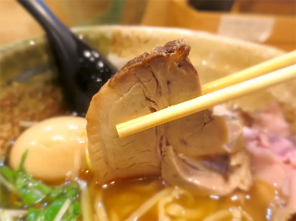 Snapdishの料理写真:チャーシューはほろほろと♡@焼きあご塩らー麺 たかはし 銀座店|Mickeeさん