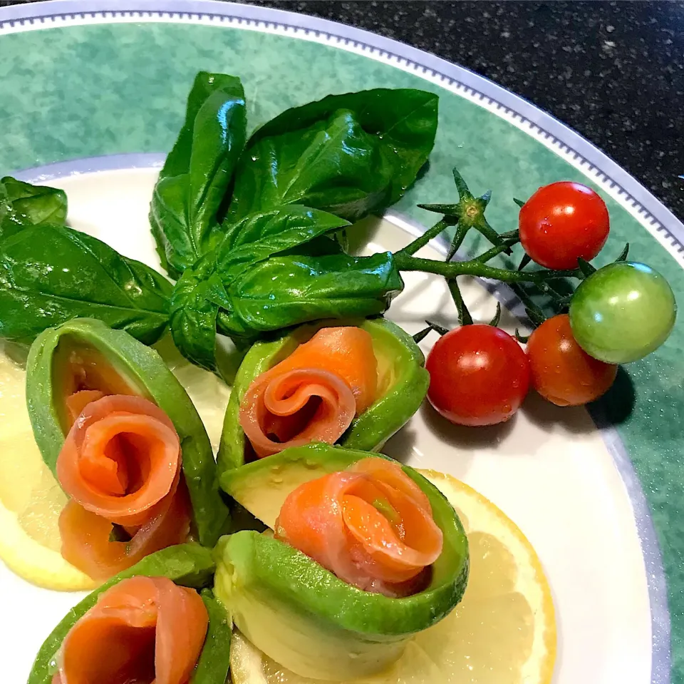 Snapdishの料理写真:朝サラダ🥗サーモンのアボガド巻き|シュトママさん