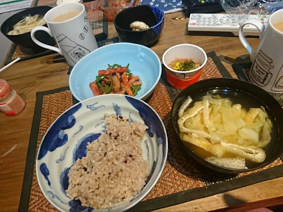 Snapdishの料理写真:ベーコンとピーマン&納豆&キャベツの味噌汁|まぐろさん