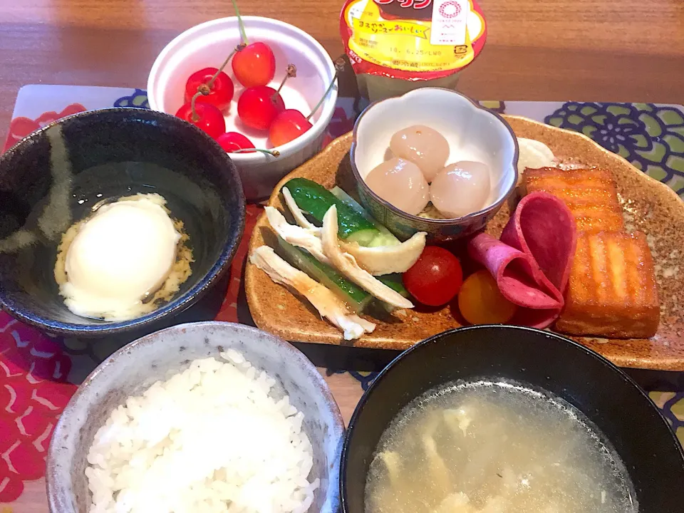 朝ごはん
絹揚げの甘辛煮、玉こんにゃく、鶏胸肉とキュウリのソースかけ、ハム、プチトマト、温泉卵、白米、玉ねぎと卵のスープ、さくらんぼ、プリン|かよちゃんさん