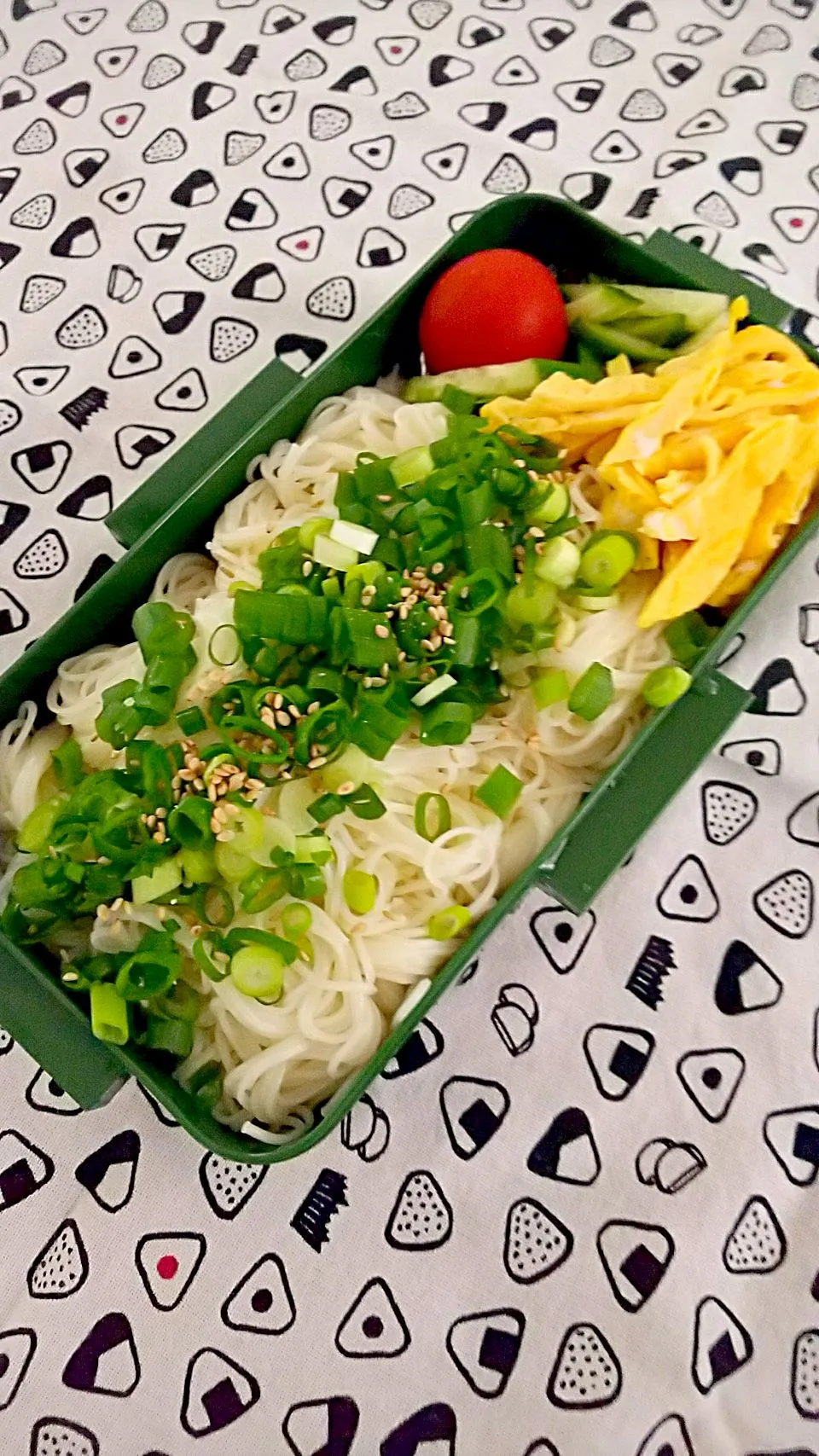 夫お弁当
早速夏バテな夫へ。冷たいツルツルそうめん弁当🍱 #そうめん|かねしろ食堂さん