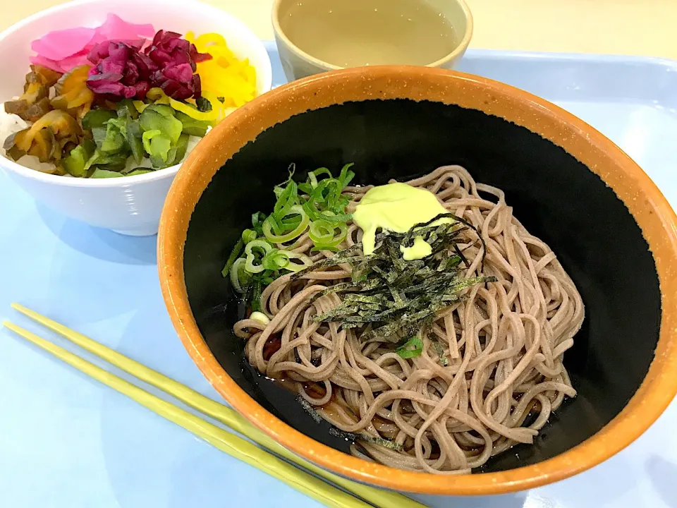 某家電メーカーの社食の新商品🍀冷やしぶっかけ団子蕎麦🍡だしが少ないので、なかなかハードな団子でしたわ🤣|にゃあ（芸名）さん