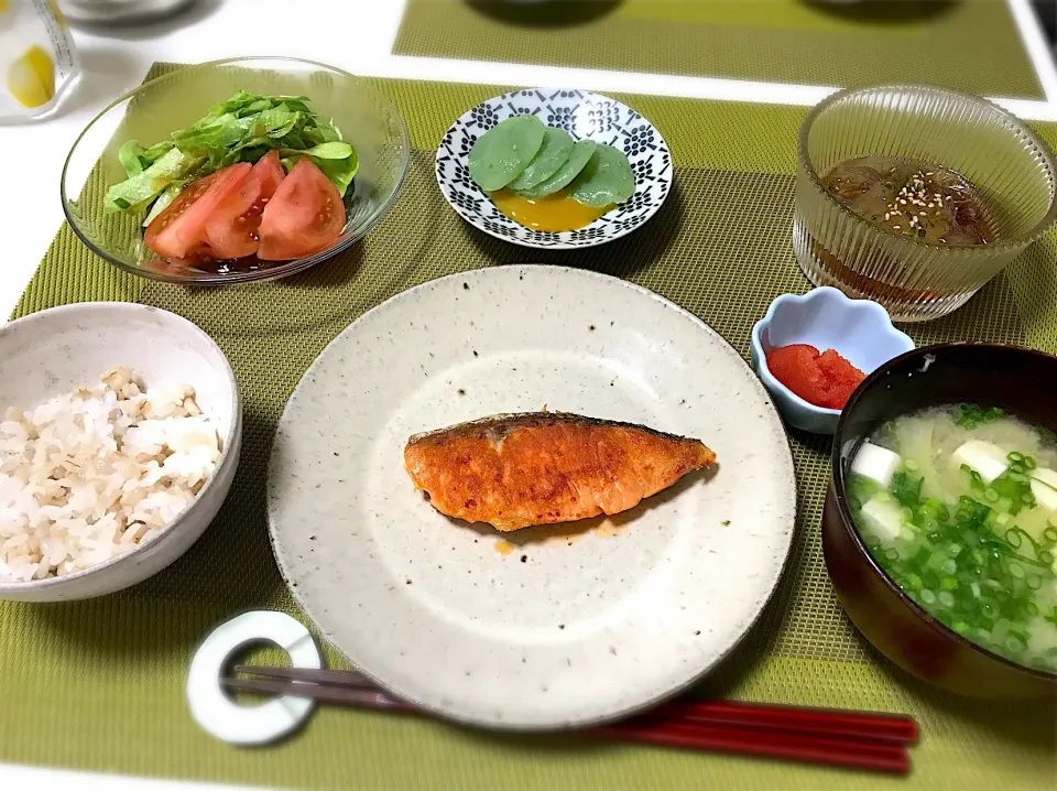 粗食ディナー。焼鮭、刺身こんにゃく、ところてん、明太子、トマトのサラダ、豆腐と油揚げのお味噌汁。|yukiさん