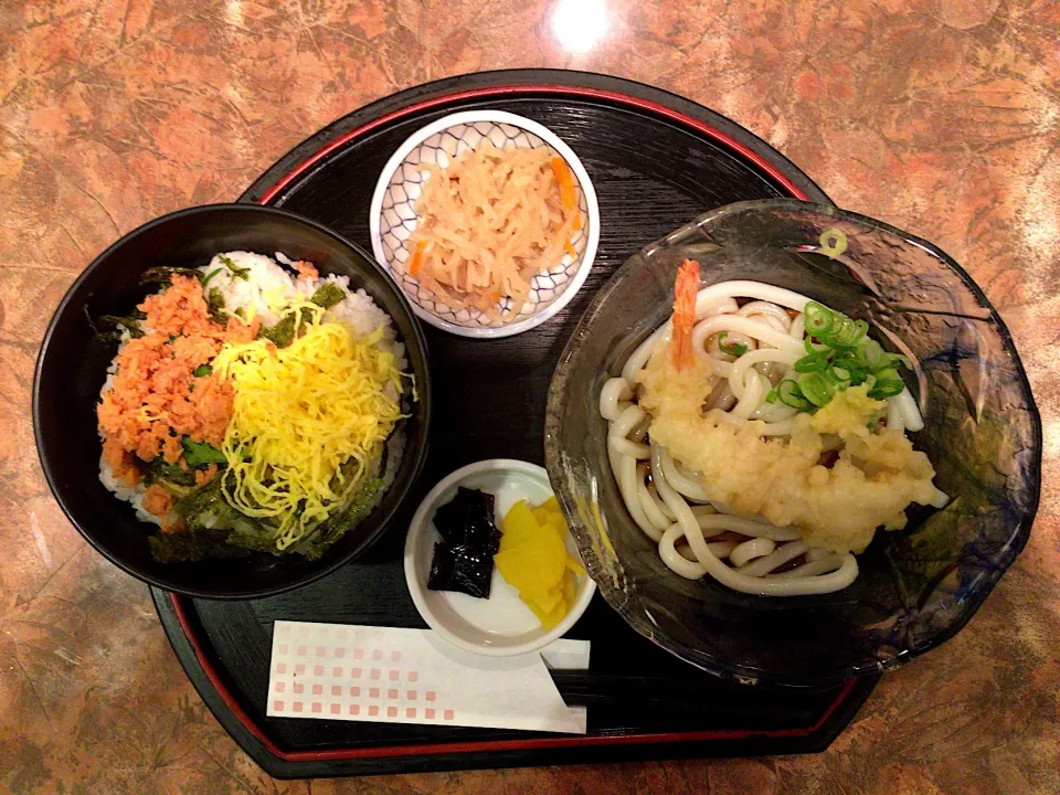 Snapdishの料理写真:おすすめ定食(シャケフレーク丼と冷たい天ぷらうどん)|ばーさんさん