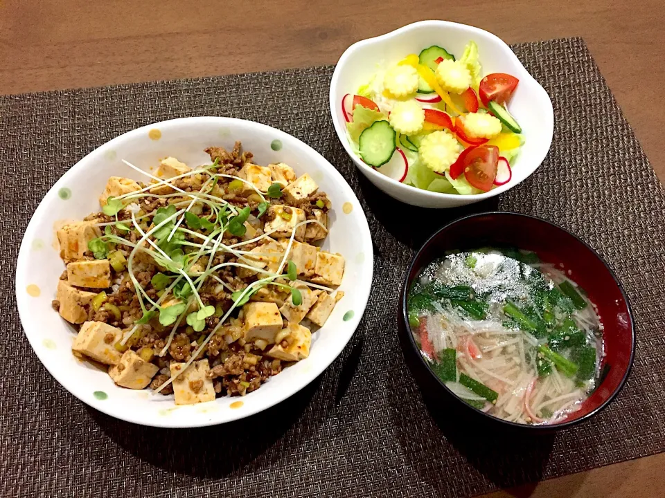 麻婆豆腐丼・ニラとエノキとカニかまのスープ・サラダ|ごまたまごさん