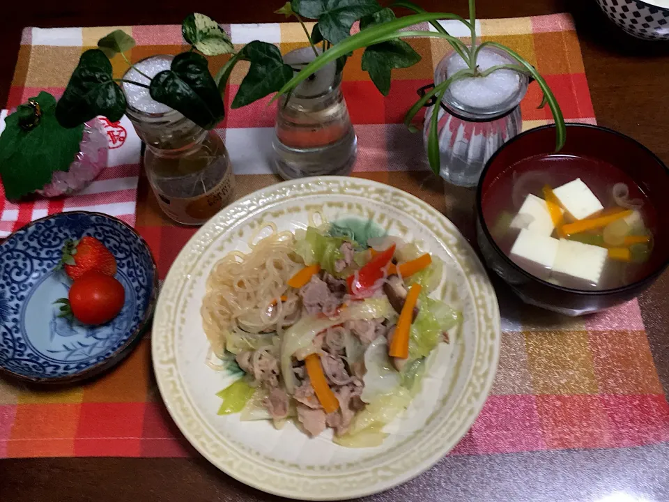 Snapdishの料理写真:スキヤキ風煮物、豆腐とネギの中華風スープ、お家栽培のミニトマトとイチゴ🍓|けもさん