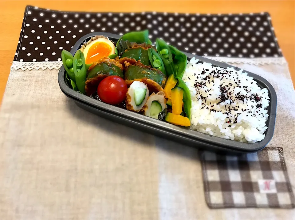 ピーマンの肉詰め😋🐖
煮卵🥚
キュウリin竹輪🥒
かぼちゃきんぴら🎃
スナップえんどう✨
🍅🍚|あやこさん