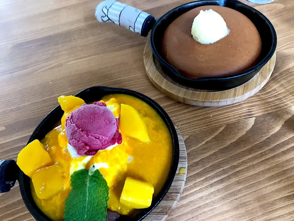 Snapdishの料理写真:ミツバチガーデンカフェ
スノーハニーパンケーキ
アップルマンゴーパンケーキ|kumapoohさん