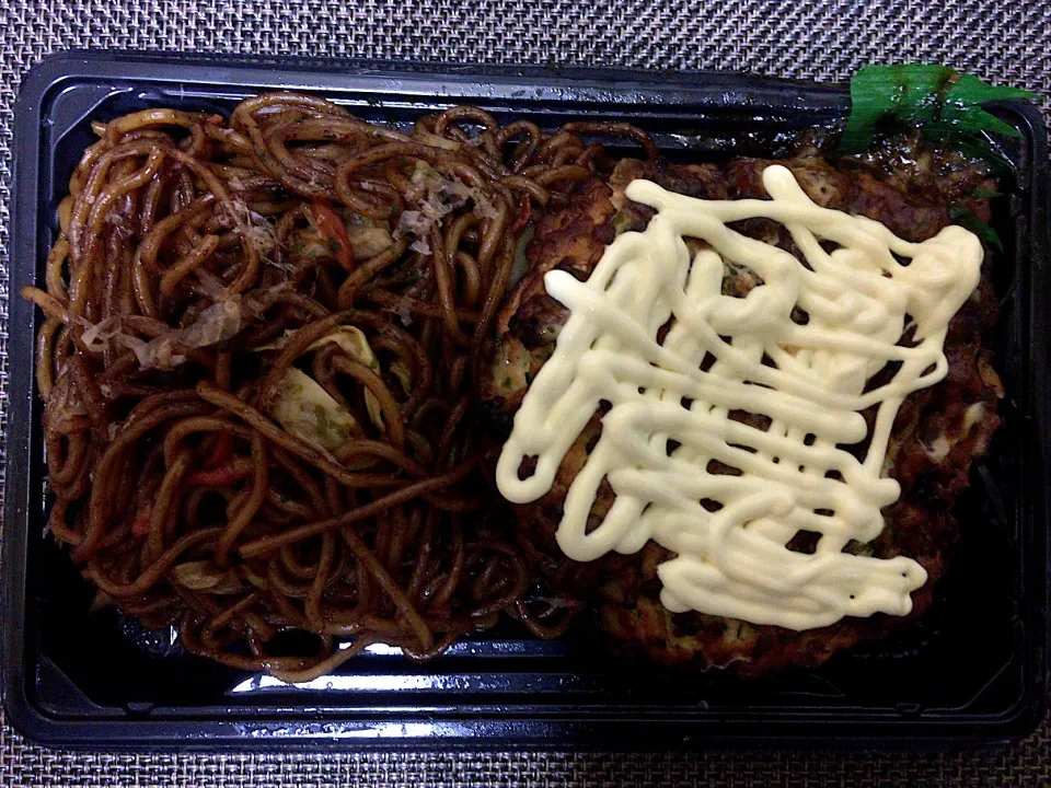 Snapdishの料理写真:焼きそば&お好み焼きセット|ばーさんさん