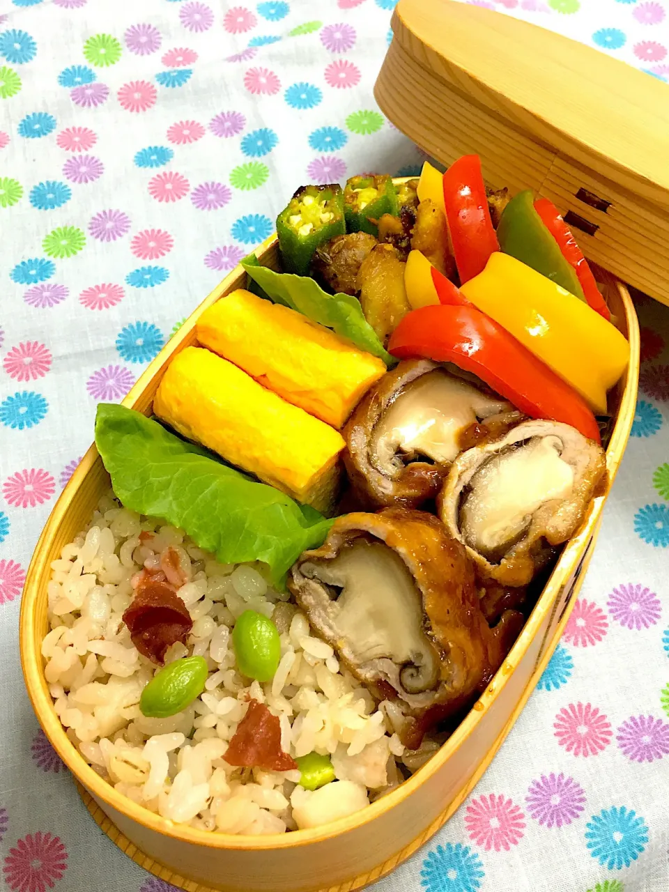 6/28  今日のお弁当🍱
・枝豆入り 豚と梅干しの炊き込みご飯
・椎茸の肉巻き 
・玉子焼き
・鶏とオクラのカレーチーズ焼き
・パプリカの甘酢漬け|かっぴーさん