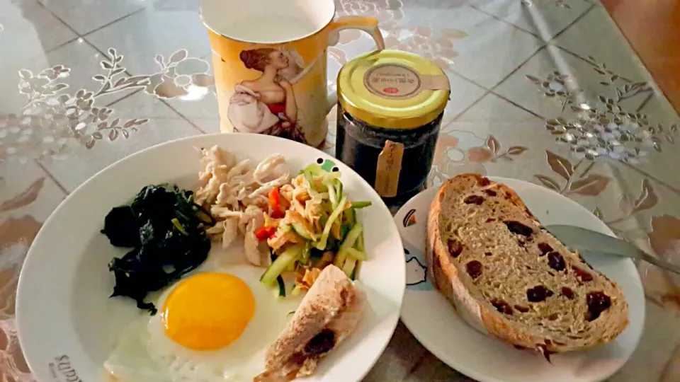 Homemade breadfast
#烤法式葡萄手作麵包+芝麻醬
#太陽蛋
#媽媽愛心薰烤豆皮+黃瓜絲
#地瓜葉
#川燙手絲雞
#溫牛奶|Kellyさん