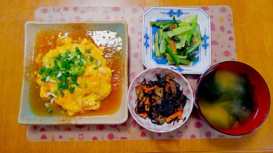 Snapdishの料理写真:５月２６日　和風オムライス　ひじきの煮物　小松菜のにんにく生姜蒸し　お味噌汁|いもこ。さん