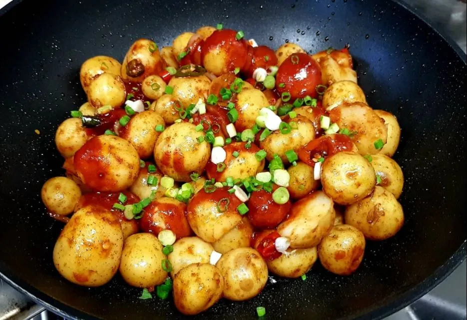 saute mini potatoes|steven z.y.さん