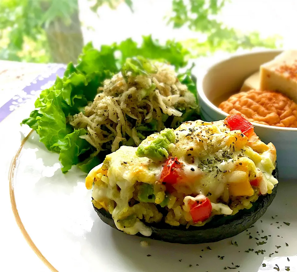 Snapdishの料理写真:昼ごはん  アボカドココット🥑カレー風味ドリア|砂雪さん