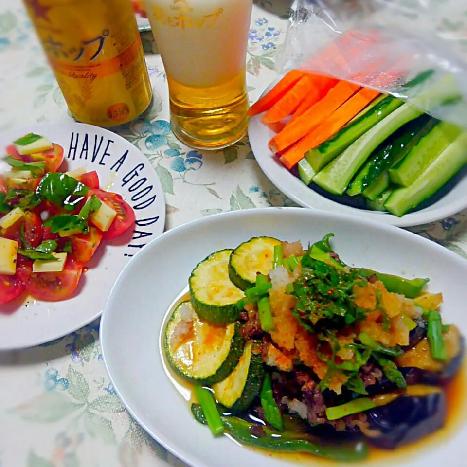 夏野菜の素揚げに肉乗せおろしポン酢は、うちの夏の定番🍻胡瓜と人参スティック、プチトマトのカプレーゼ|うたかた。さん