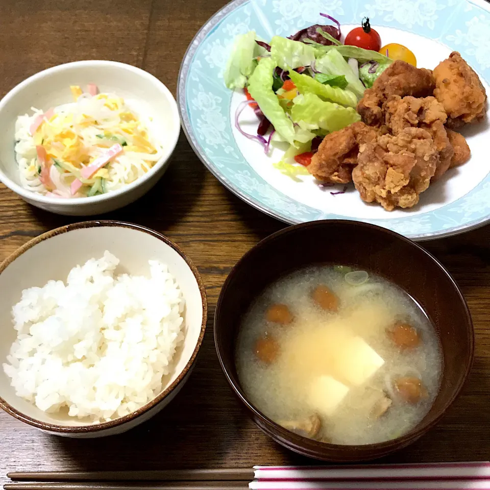 Snapdishの料理写真:#ごはん 
 #からあげ 
 #春雨サラダ 
 #なめこと豆腐の味噌汁|まきさん