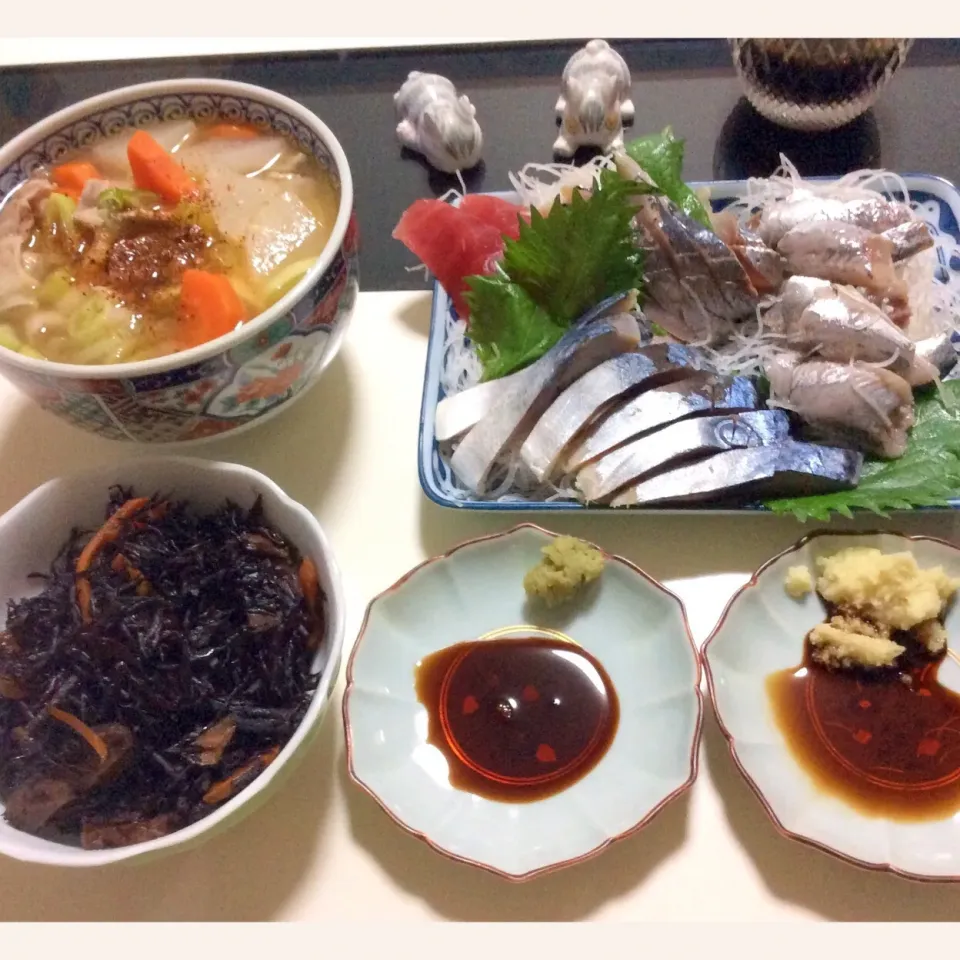 アジ、イワシ、しめ鯖の光り物とりお。マグロは脇役で。
具沢山の豚汁とヒジキで晩御飯|Takeshi  Nagakiさん