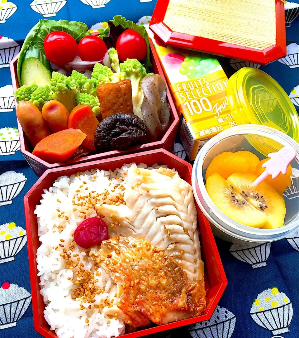 Snapdishの料理写真:#お弁当  #お父さん弁当  #お弁当じまん 
 #赤魚の粕漬け焼き  #和食弁当 
 #野菜たっぷり #ロマネスコ  #デザートはゴールドキーウィと甘夏|Blueberry🫐さん