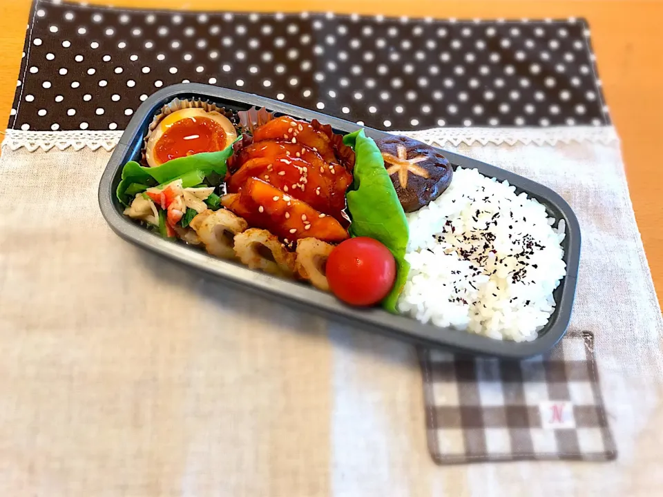 ヤンニョンチキン🐓
味玉🥚✨
竹輪カレーソテー🍛
小松菜＋カニカマお浸し😋
椎茸ソテー🍄
🍅🍚|あやこさん