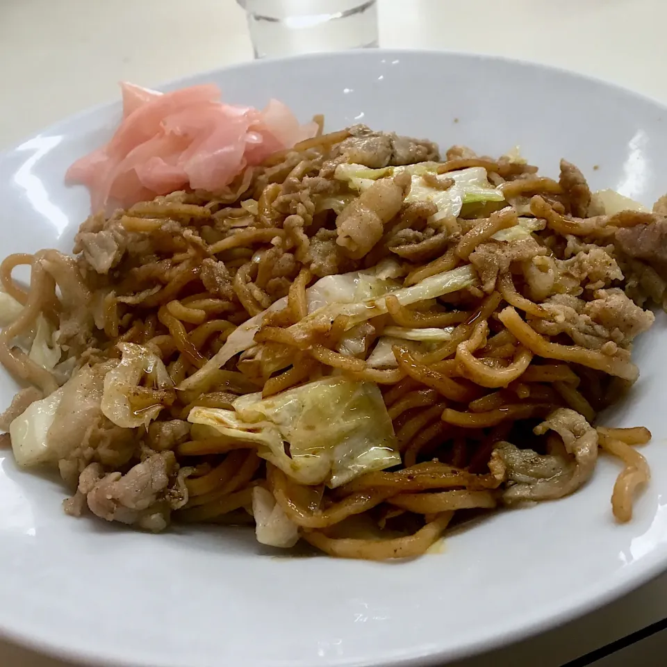 営業マンの昼ごはん☀️☀️☀️
肉野菜焼きそば
特製ソースをさらにかけて頂く。
ここの焼きそばホントにうまいです。|ぽんたさん