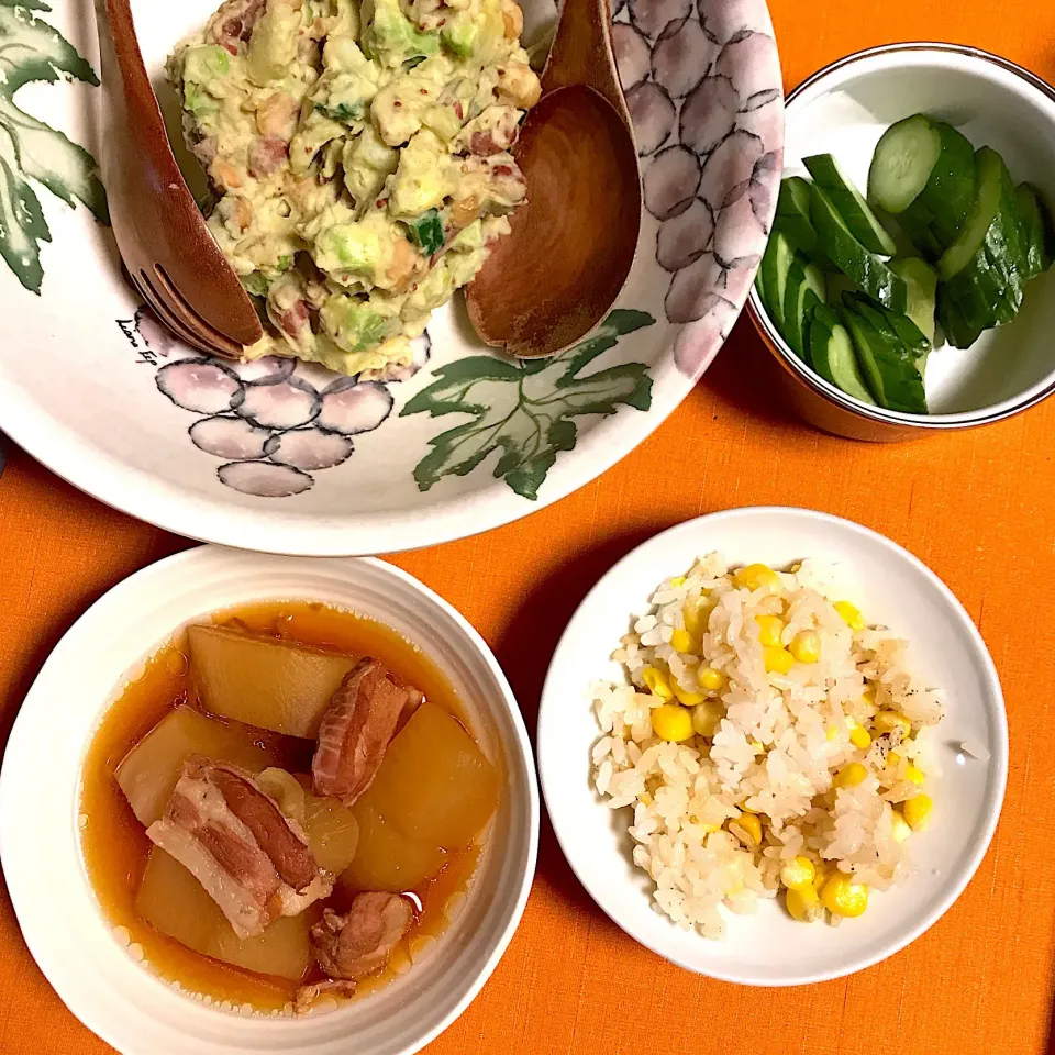 土鍋で炊いたトウモロコシご飯、豚バラ大根、アボカドといんげん豆と大豆とジャガイモのサラダ、きゅうりのぬか漬け|ゼニコさん