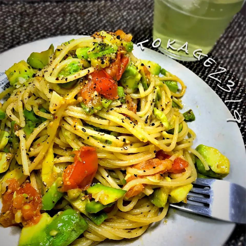 アボカドとトマトのパスタ🍅🥑|とかげ2319さん