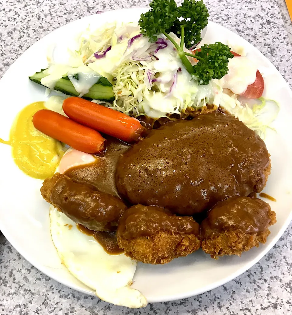 とん助のサービスランチ
#メンチコロッケ #一口カツ
#ウィンナー #目玉焼き
#洋食専門店|mottoさん