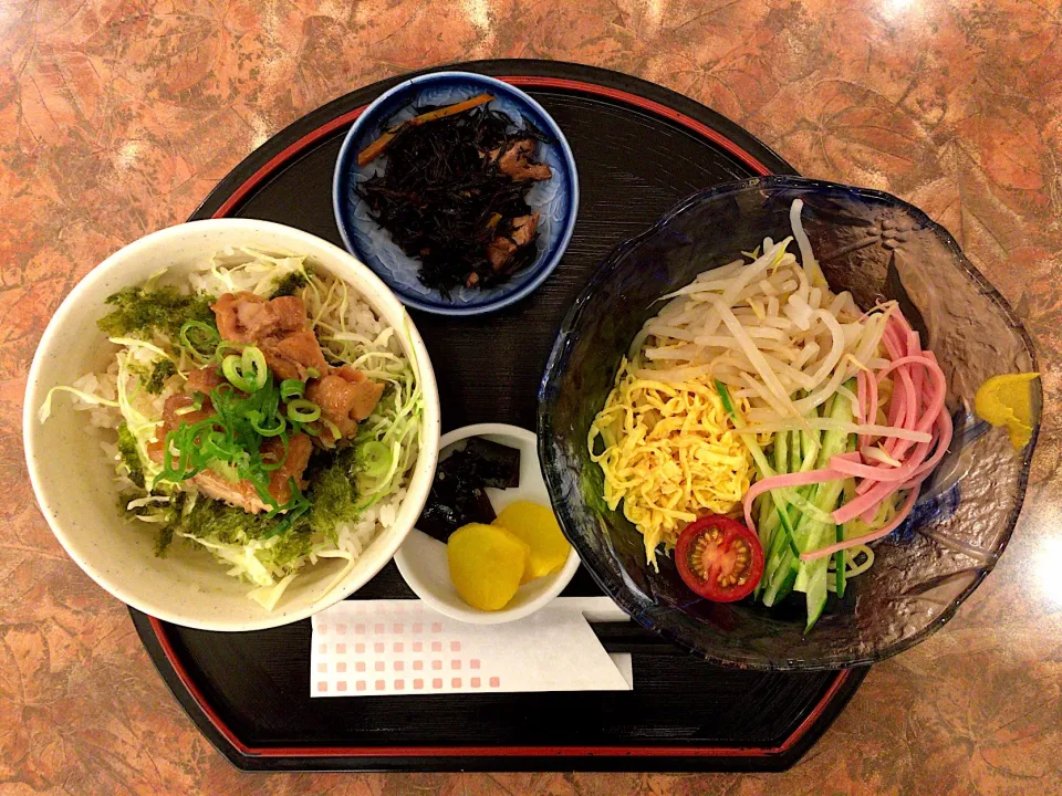 おすすめ定食(とり丼と冷麺)|ばーさんさん