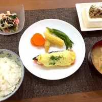 Snapdishの料理写真:鮭のポテトチーズ焼き・豆腐の肉味噌がけ・切干大根とわかめの胡麻酢和え・エノキの味噌汁|ごまたまごさん