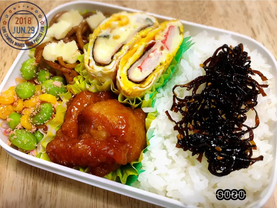 今日で試験も終わり😊
そのまま部活の三女のお弁当✌️
昨日唐揚げが余ったので、甘酢あんかけで変身！！
思ったより大きかったから、2個しか入らなかった💦
 #jkおべんとう   #高校生活   #部活おべんとう   #バスケットボール  #唐揚げ  #甘酢あんかけ|suzuさん