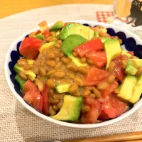 Snapdishの料理写真:アボカドトマト納豆丼|ゆかりさん